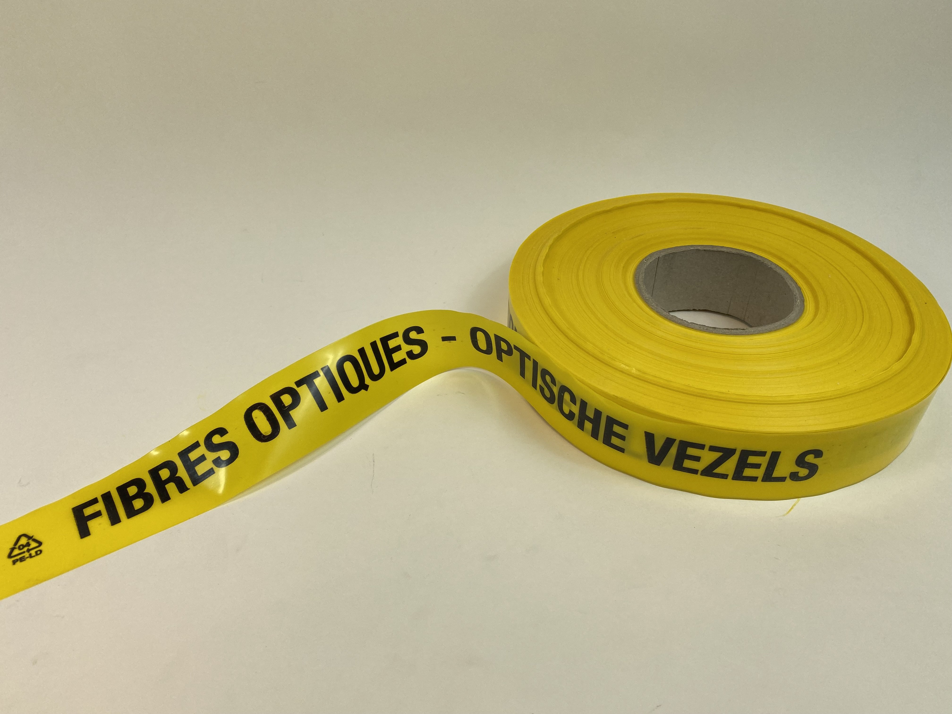 Waarschuwingslint   /ROL      
Opdruk: FIBRES OPTIQUES -     
OPTISCHE VEZELS               
breedte 40mm - dikte 0,15mm   
Kleur: geel - opdruk zwart    
250m/rol